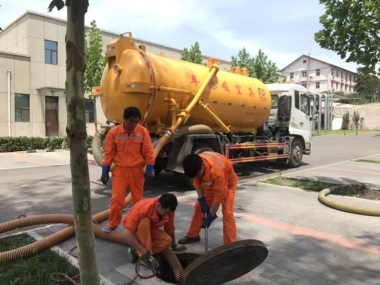 磴口管道疏通车停在窨井附近