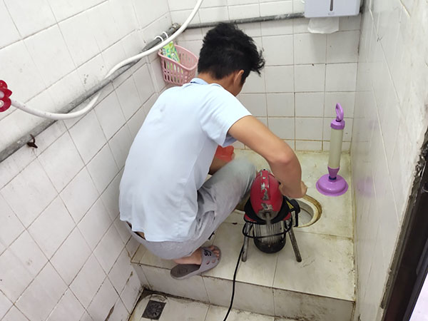 磴口管道堵塞冒臭气 专业师傅现场解决问题