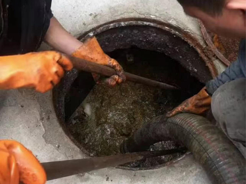 磴口清理化粪池时如何避免沼气的危害？